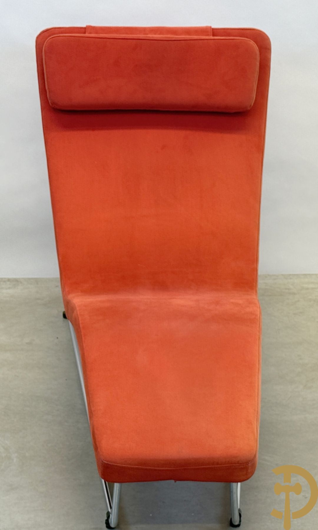 Design ligzetel in rode stof op chromé onderstel, Jongform