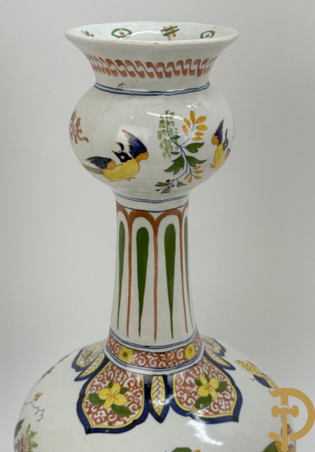 Driestel in polychrome faience met decor van vogels en bloemen bestaande uit dekselpotiche geflankeerd door 2 knobbelvazen, Boch 104/5