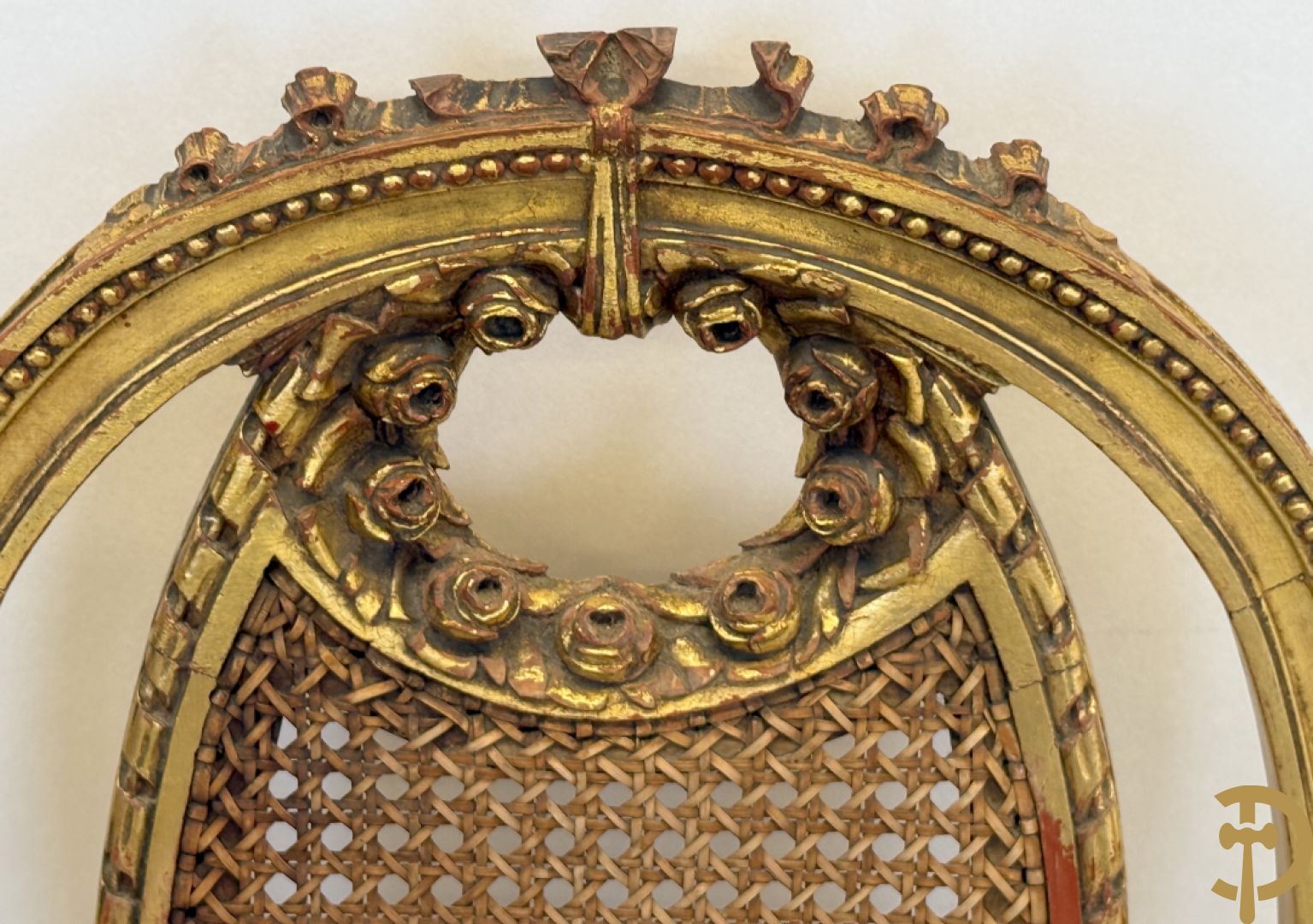 Ovale vergulde salontafel met Louis XVI motieven op gecanneleerde poten - met marmeren blad + 2 vergulde Louis XVI stoelen