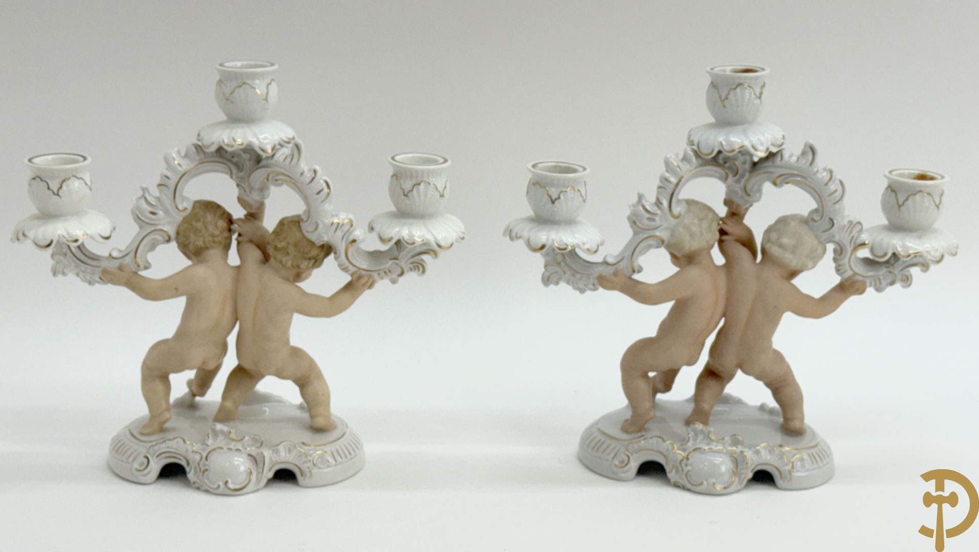 Twee kandelaars in biscuit met cupido