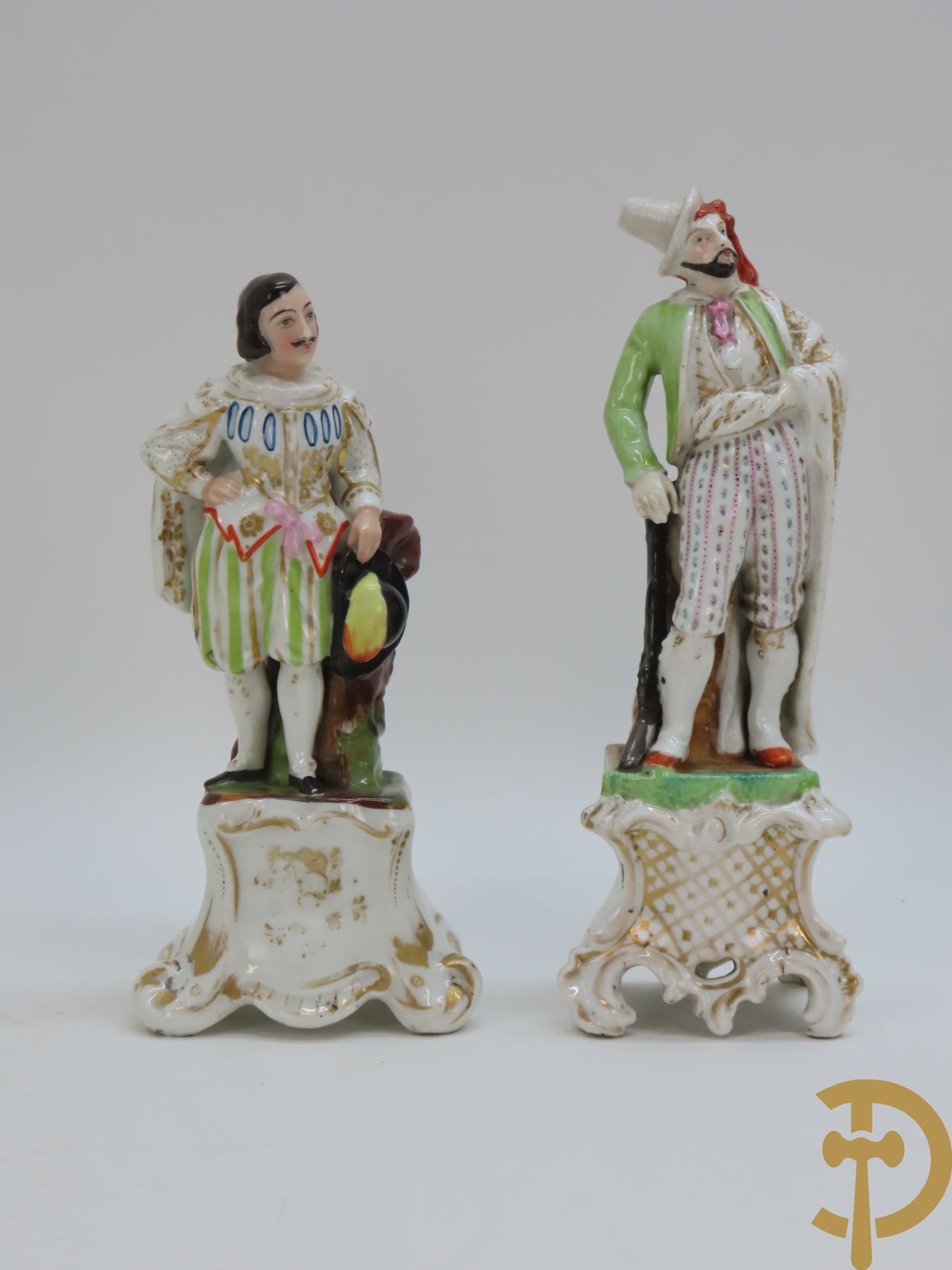 Twee 19e porseleinen Vieux Paris figuren van edelman met hoed en jager + porseleinen soldaat + Sax porseleinen dame te paard