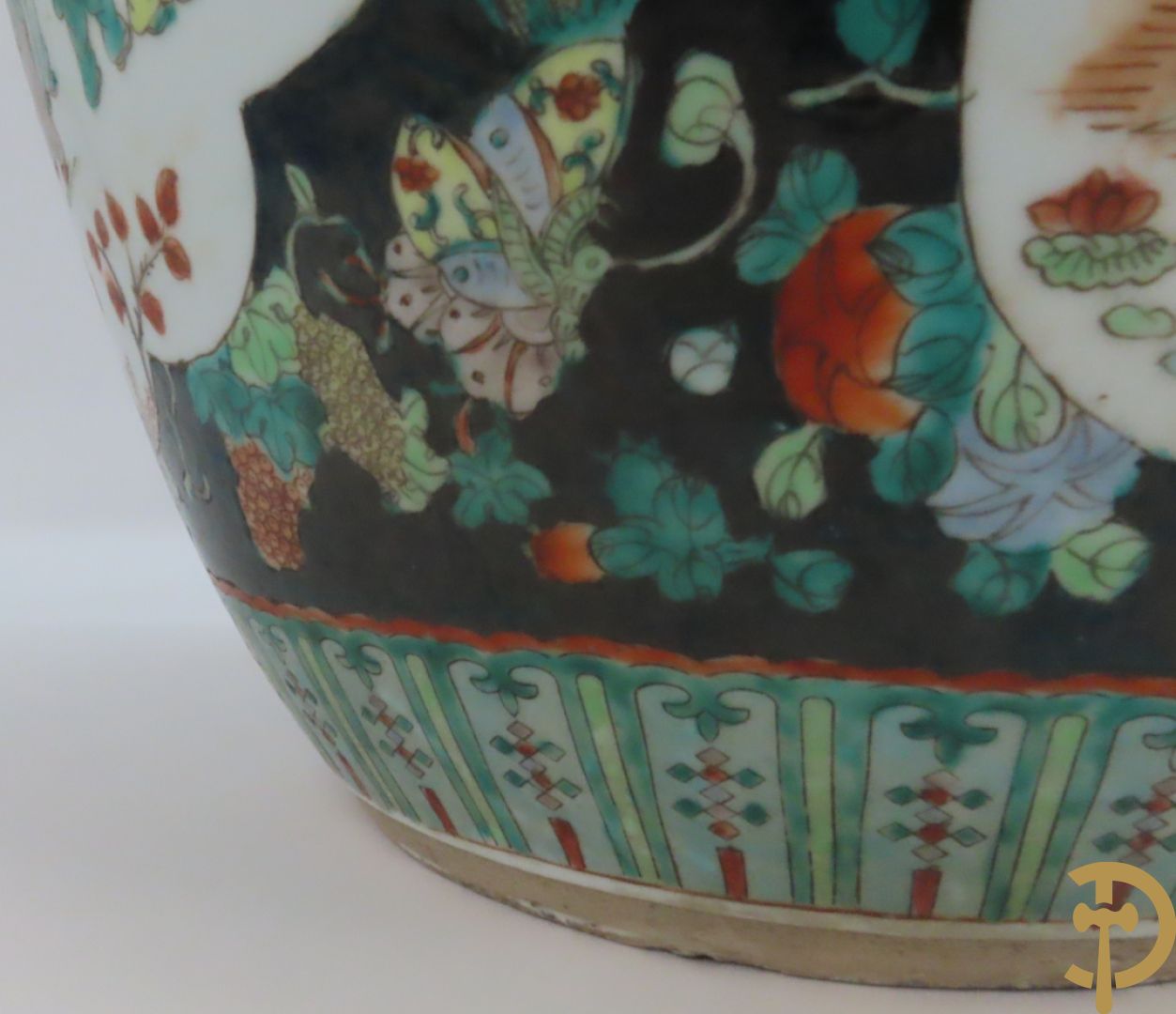Chinese porseleinen cachepot met geanimeerd decor op zwarte fond met bloemen