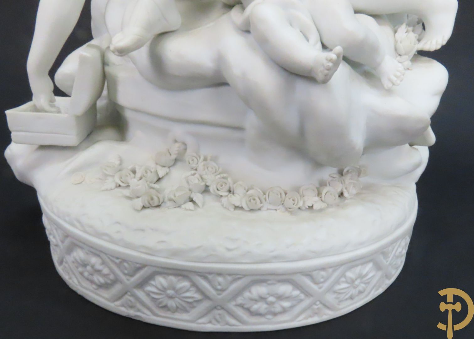 Porseleinen sierbeeld met 4 naakte dames en cupido bezet met bloemenkransen, Sèvres gemerkt