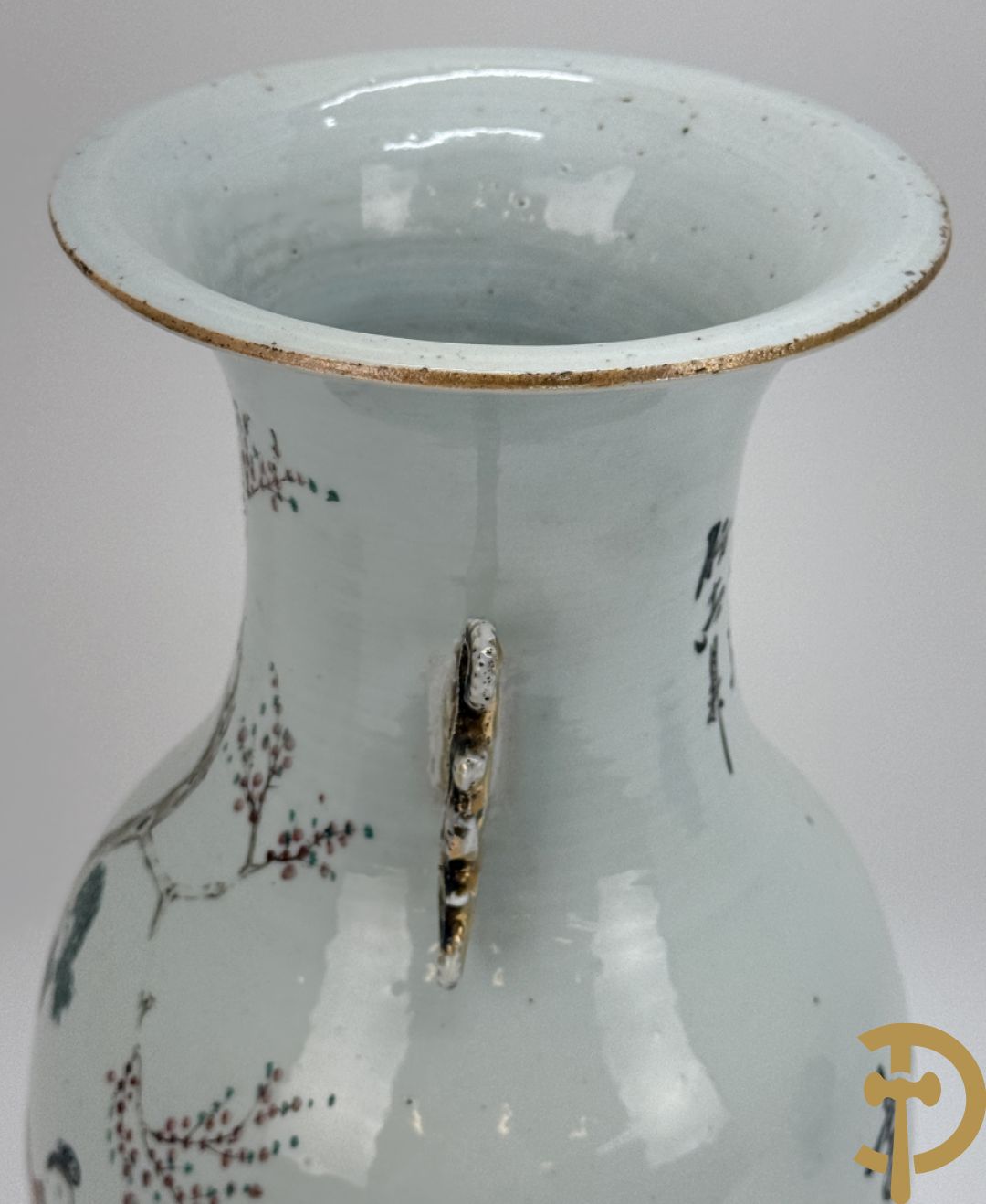 Paar Chinese porseleinen vazen met geisha decor en dames in landschap