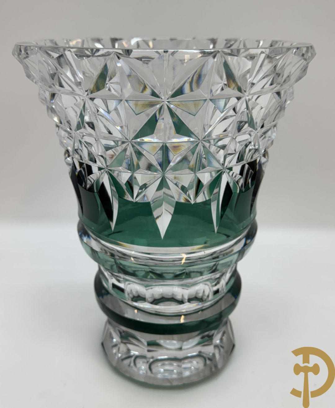 Gekleurde bolvormige kristallen handgeslepen Val-Saint-Lambert vaas, gemerkt 1197 + groene krsitallen Val-Saint-Lambert vaas + rode geslepen Val-Saint-Lambert vaas