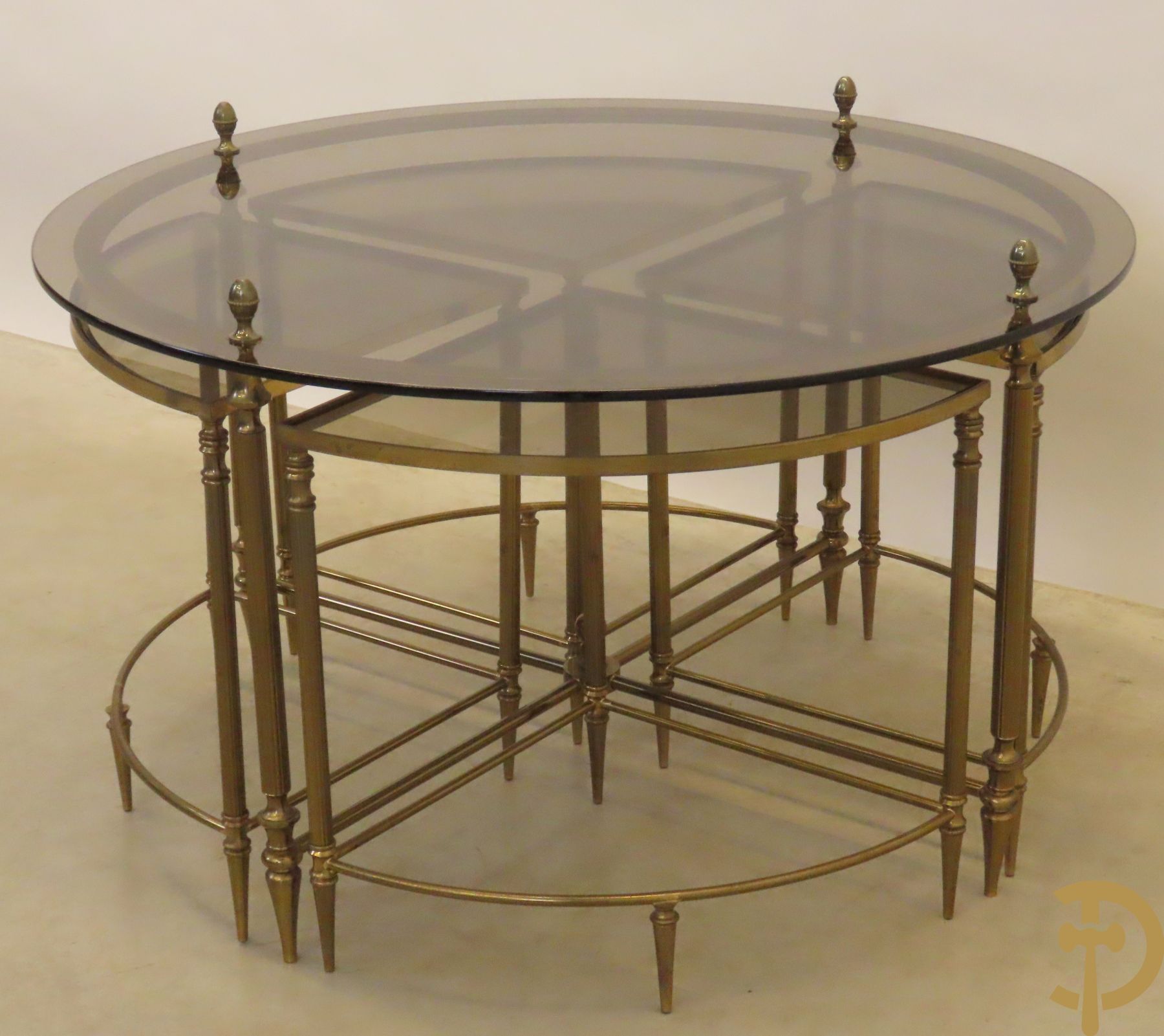 Vintage salontafel met gefumeerd glazen rond blad bezet met denappels op koperen onderstel - eronder met 4 inschuifbare kwartvormige bijzettafeltjes