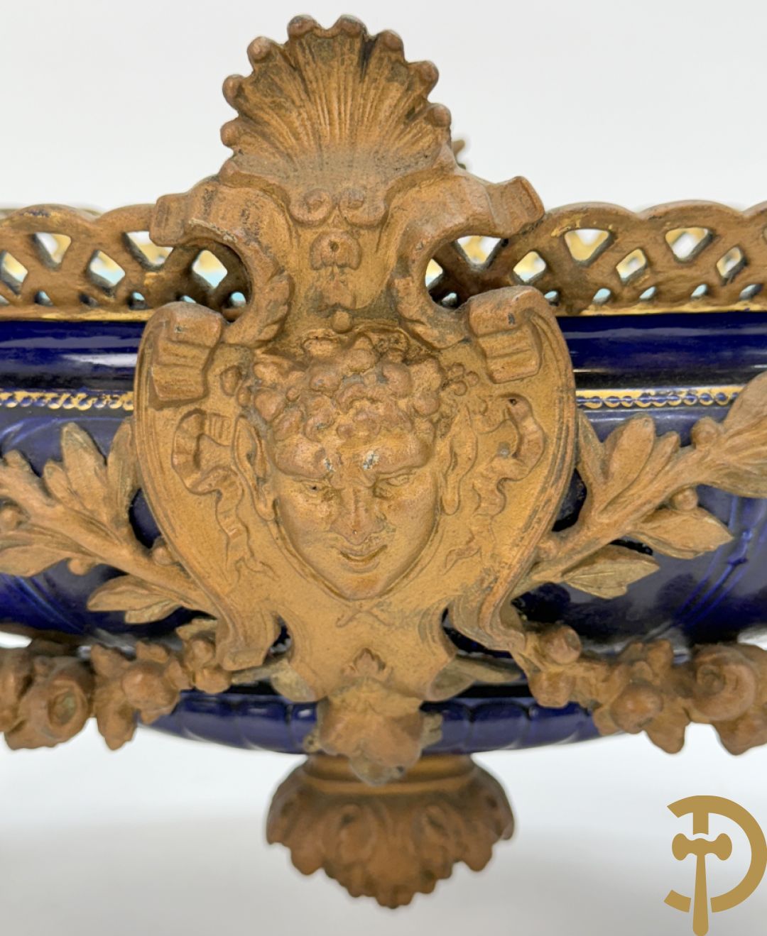 Blauwe coupe gehouden door paar zamak cupido