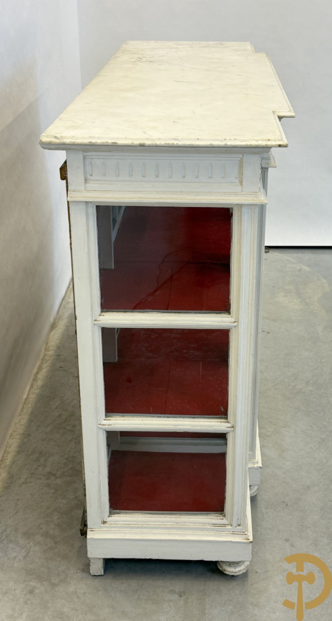 Louis XVI vitrine als toonbank met 2 deuren en 2 zijkanten - met wit marmeren blad