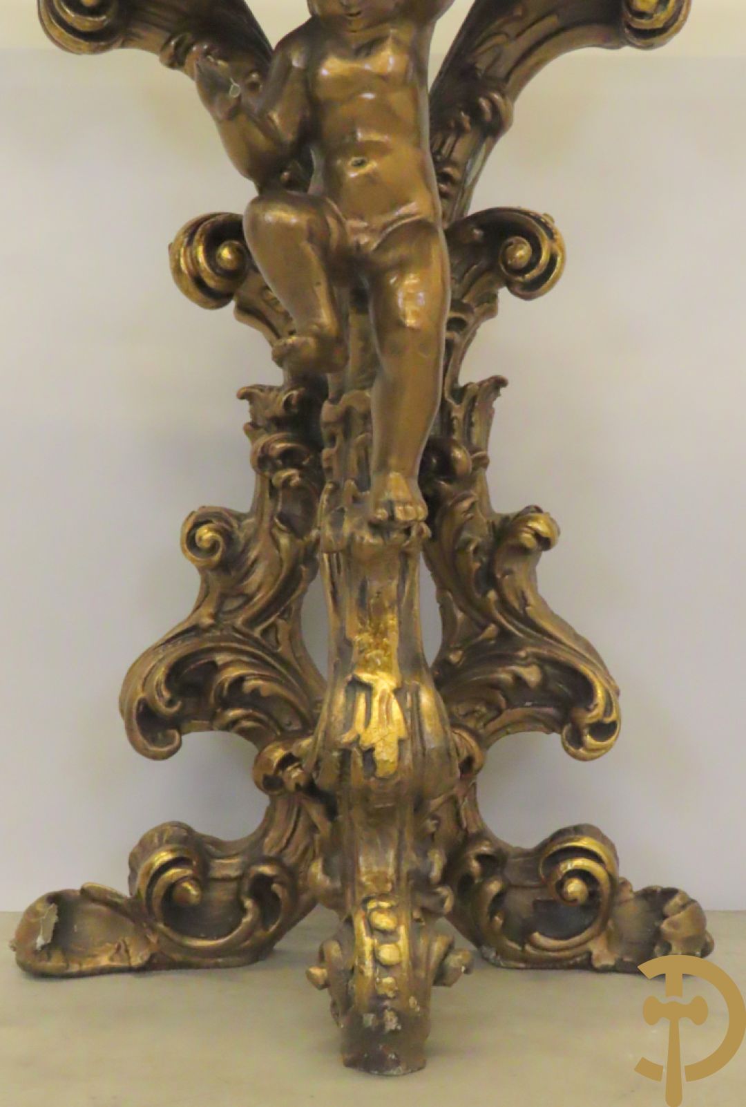 Twee vergulde consooltjes met cupido