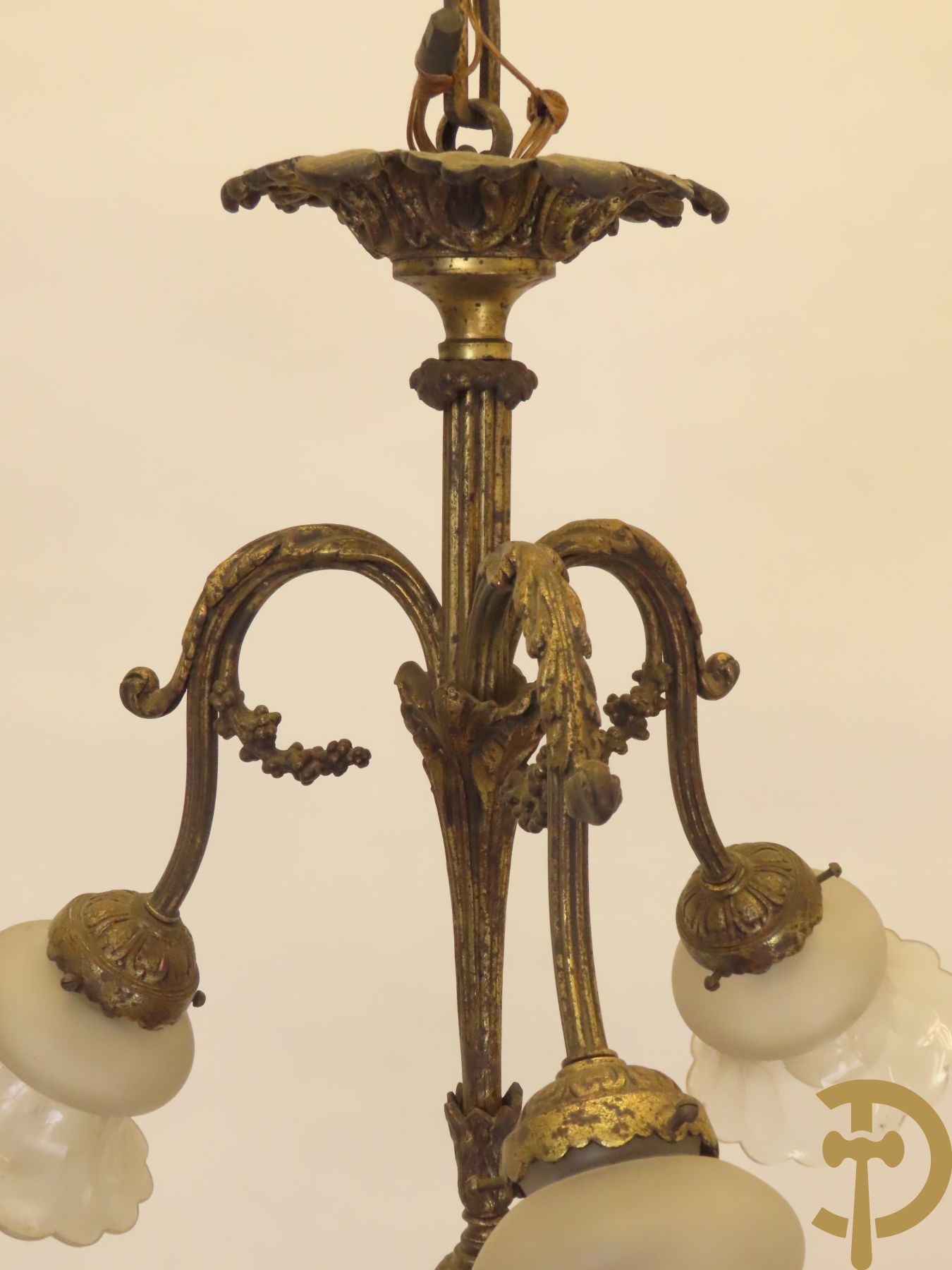 Paar bronzen vierarmige luchters met accanthusranken