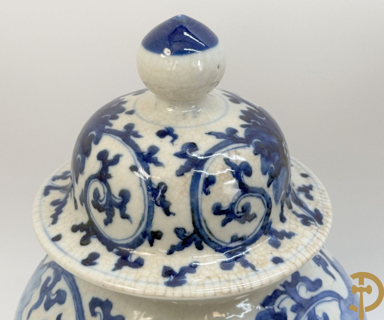 Paar Chinese dekselpotiches in blauw wit porselein met bloemendecor en accanthusranken