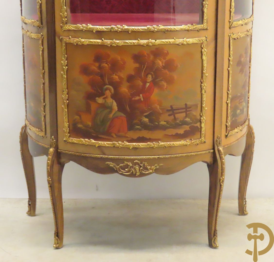 Gebogen notelaren vitrine met bronsbeslag en geanimeerd romantisch tafereel onderaan