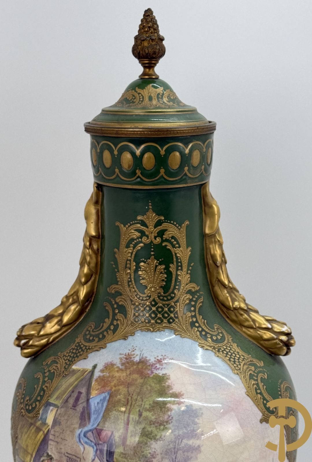 Porseleinen driedelige Sèvres cassolettes met decor van muciserende en dansende personages op groene fond, Aly getekend, gemerkt Sèvres