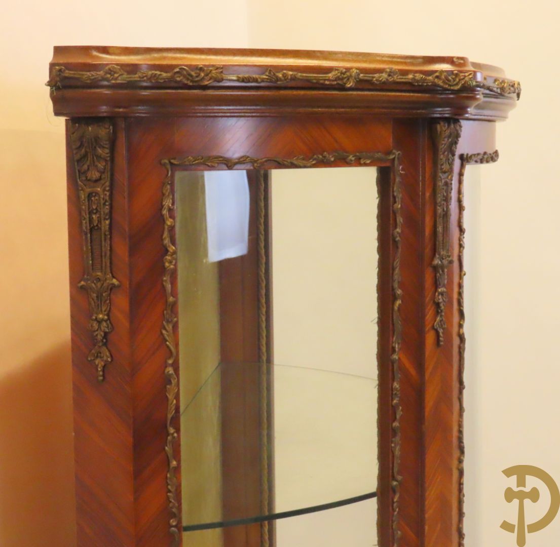 Gebogen notelaren vitrine bezet met bronsbeslag en onderaan met romantisch tafereel