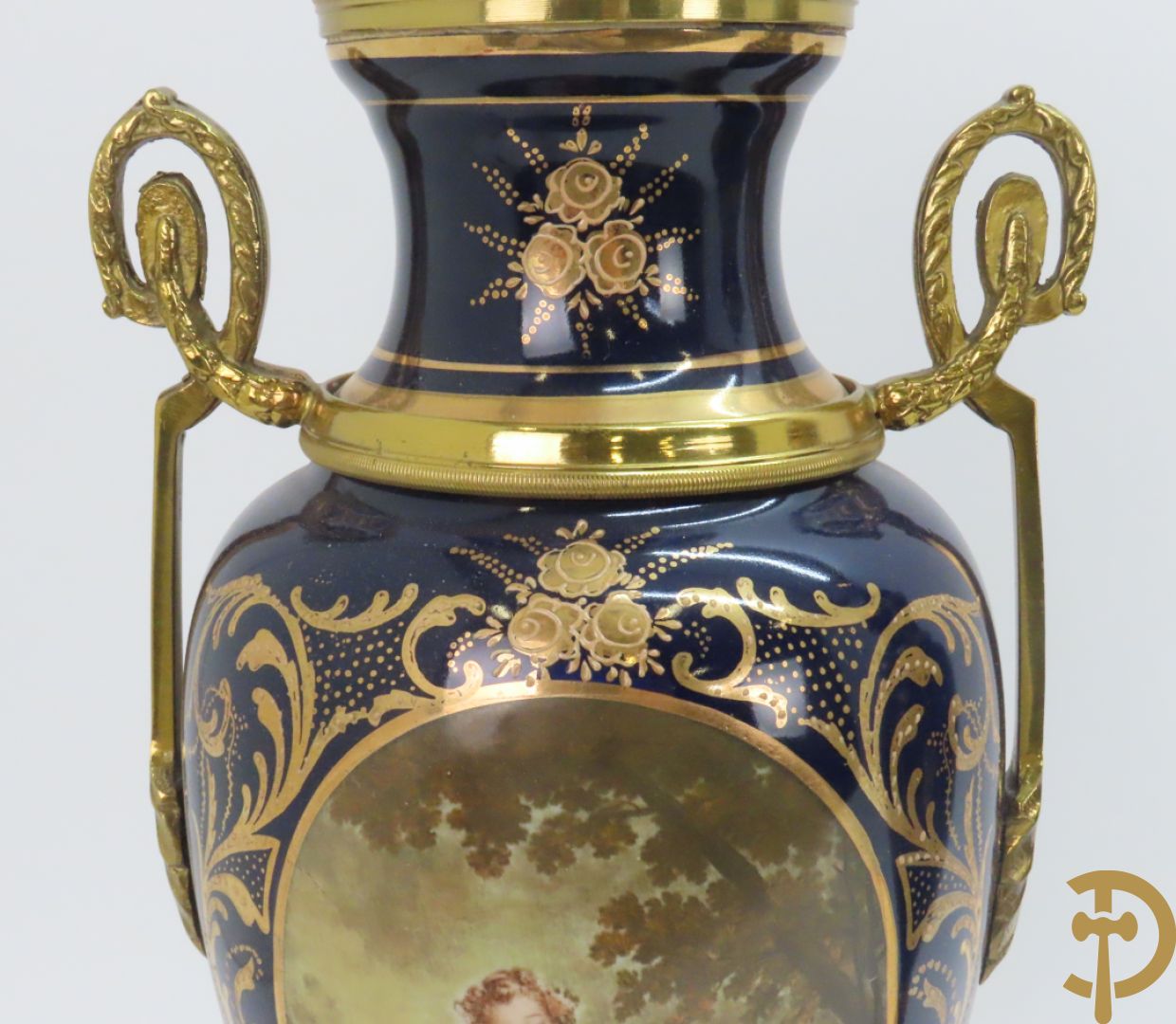 Paar kobaltblauwe dekselpotiches, Sèvres stijl