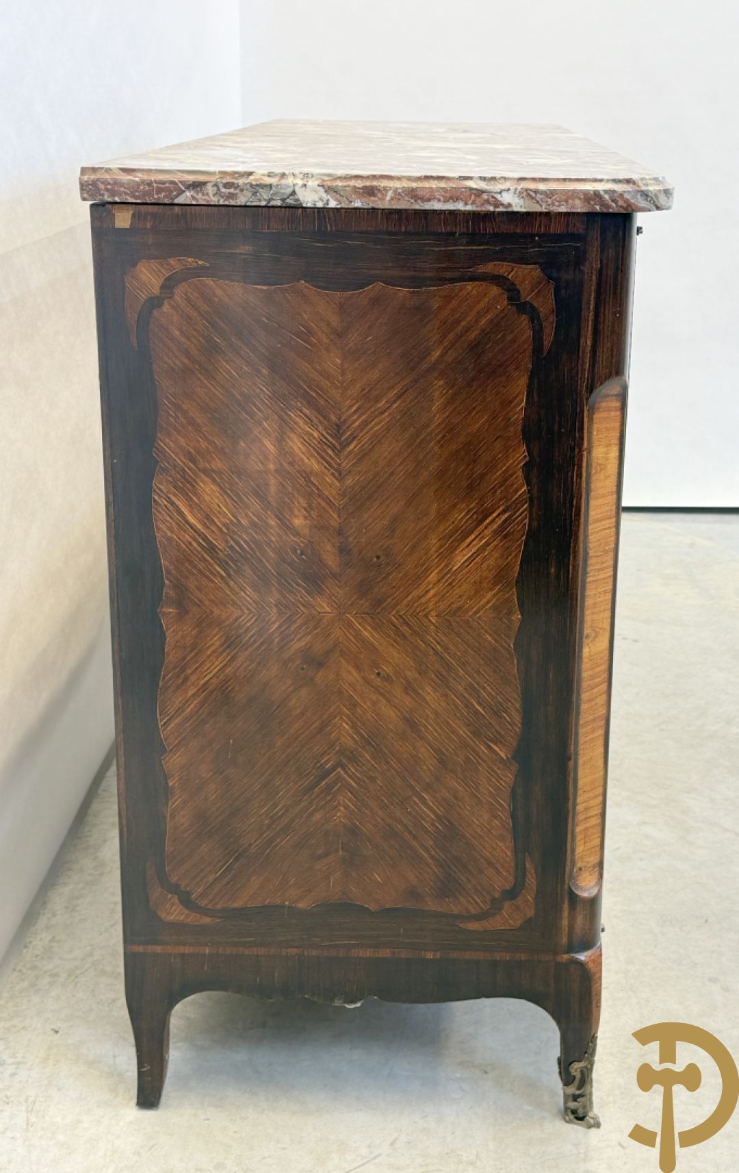 Notelaren driedeursdressoir met marmeren blad  bronzen sabots op de poten