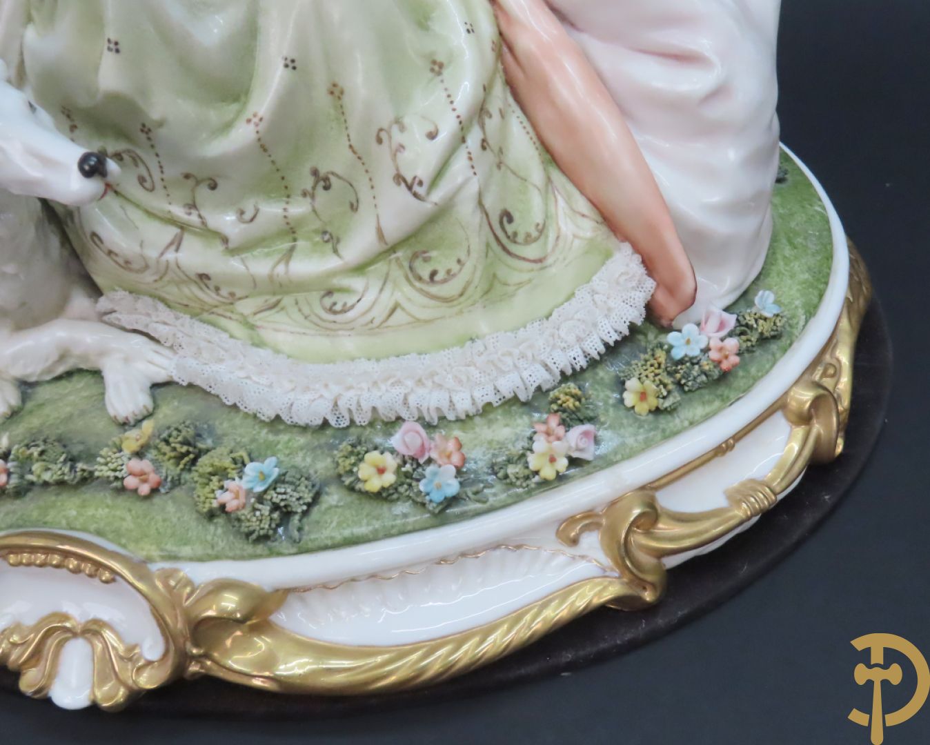 Italiaans porseleinen sierbeeld van zittende dame met 2 windhonden, L. Cazzola getekend en Capo di Monte gemerkt achteraan