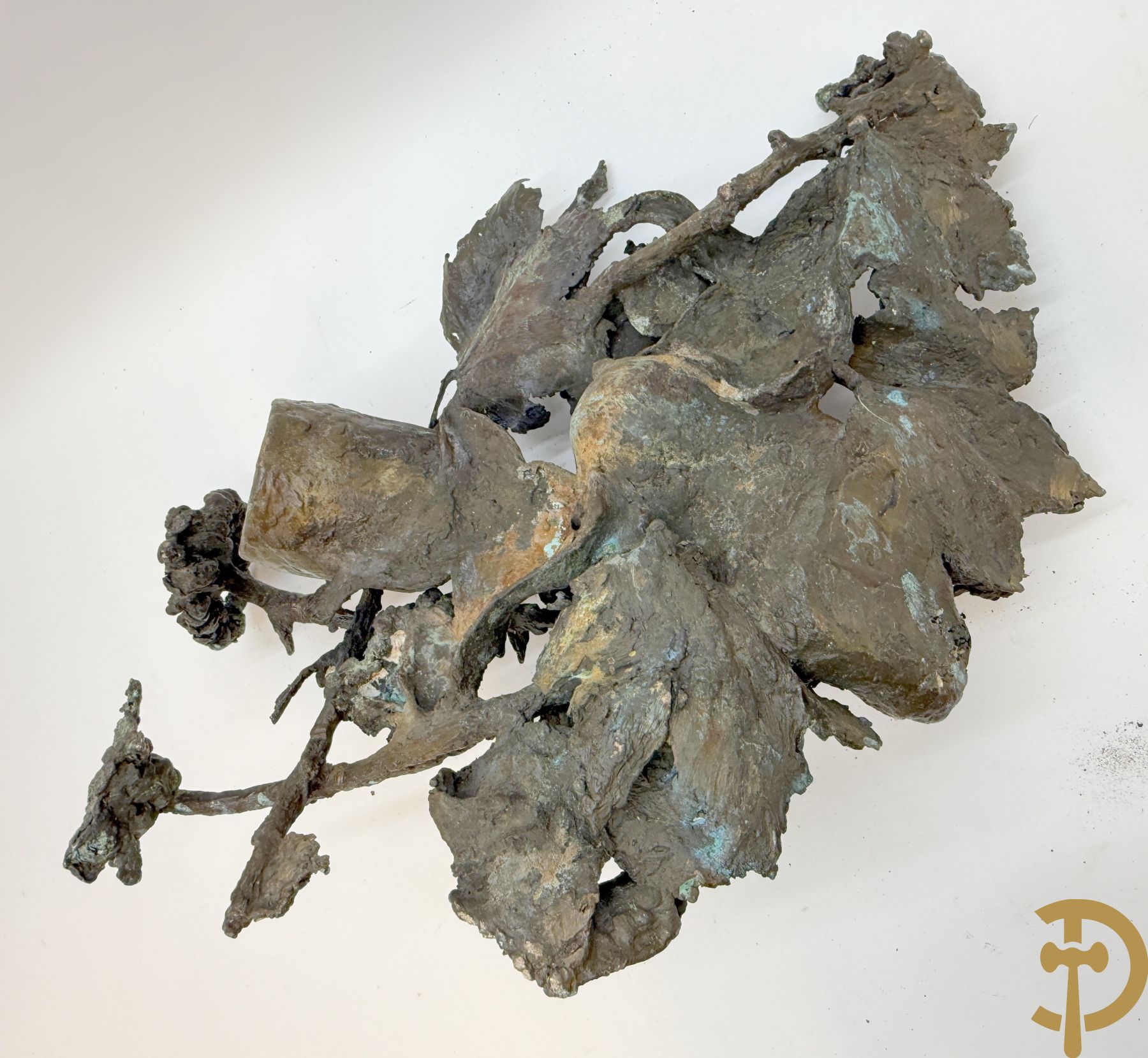 Lampens Mark (van maar ongetekend)  bronzen sculptuur met voet, maskers en fles