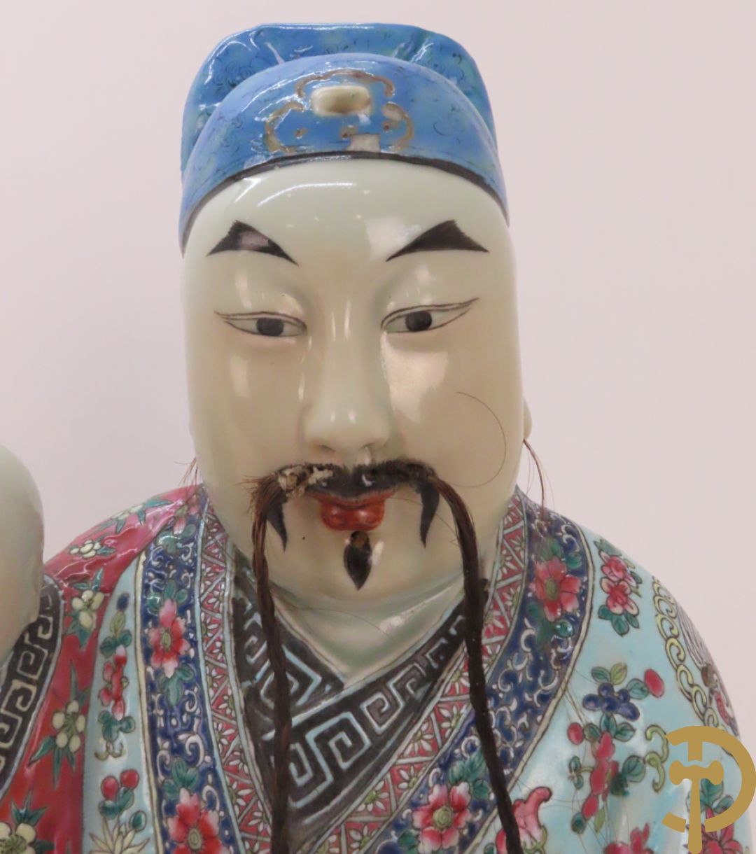 Chinese porseleinen wijsgeer dragende een kind