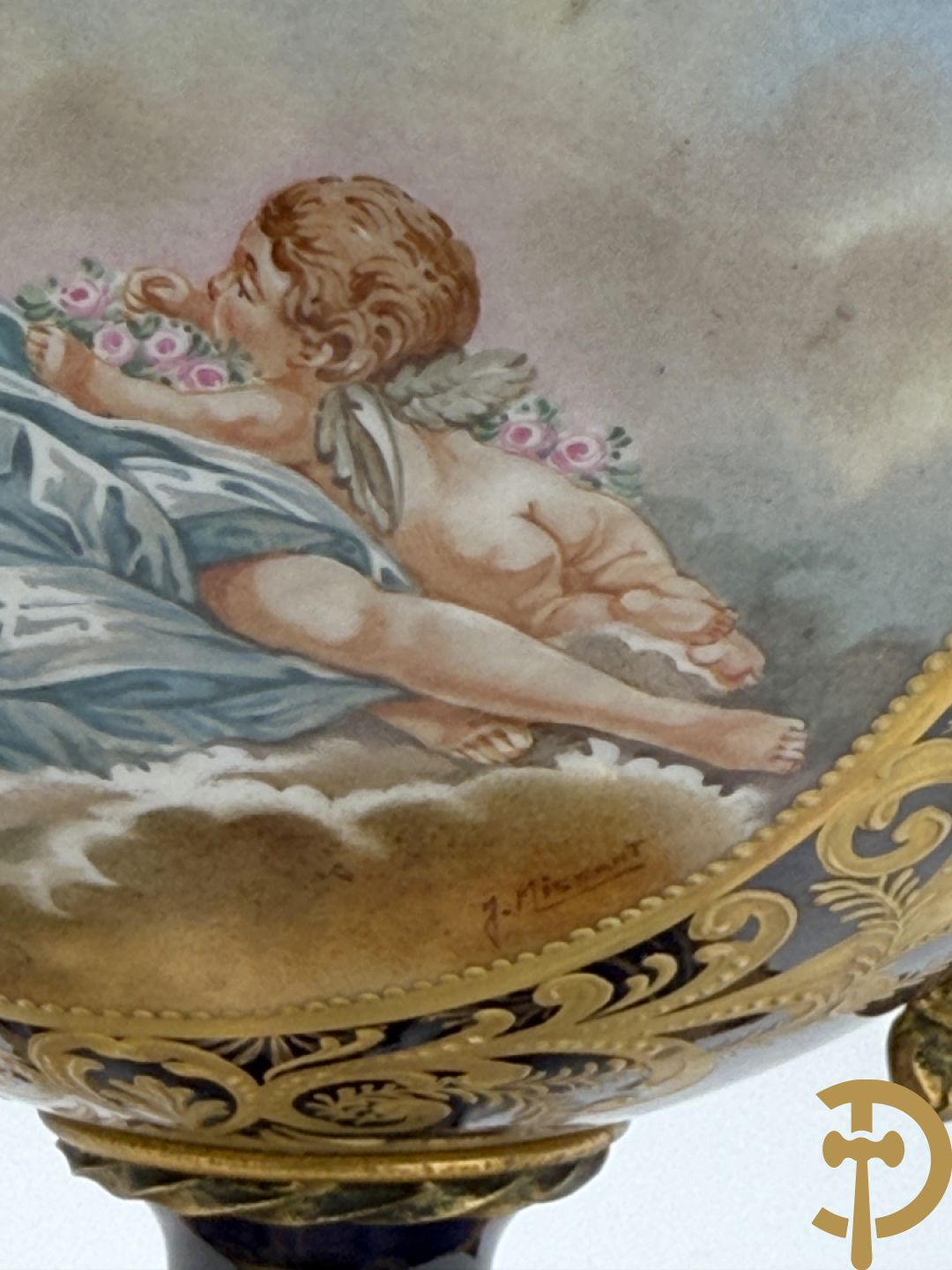 Paar porseleinen Sèvres cassolettes met handbeschilderd romantisch decor op blauwe fond, zijdelings met bronzen zwanen, Chateaux de Sceaux  gemerkt onderaan, Missant J. getekend