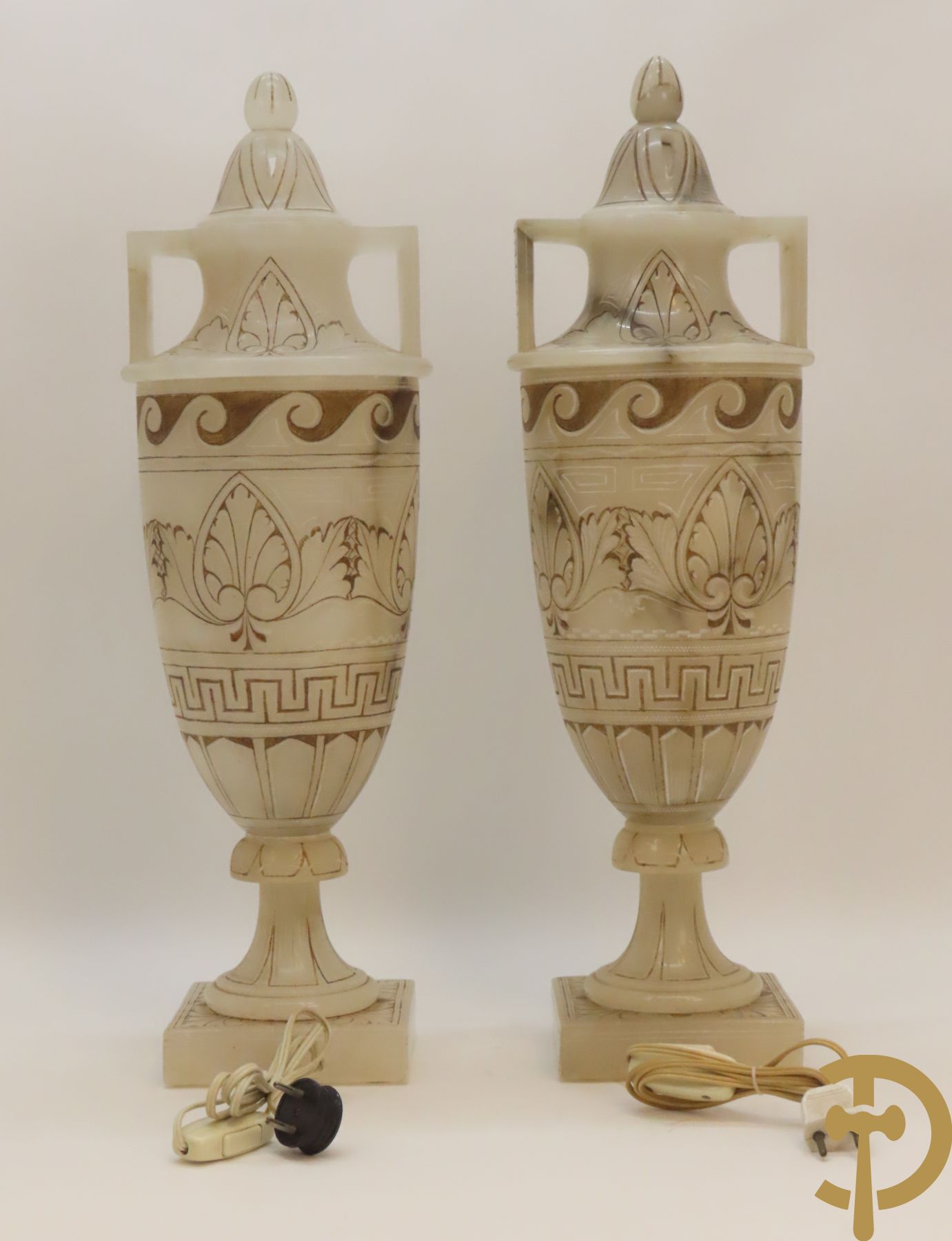 Paar handgesculpteerde onix marmeren Italiaanse potiches met accanthusraken en meanderend decor