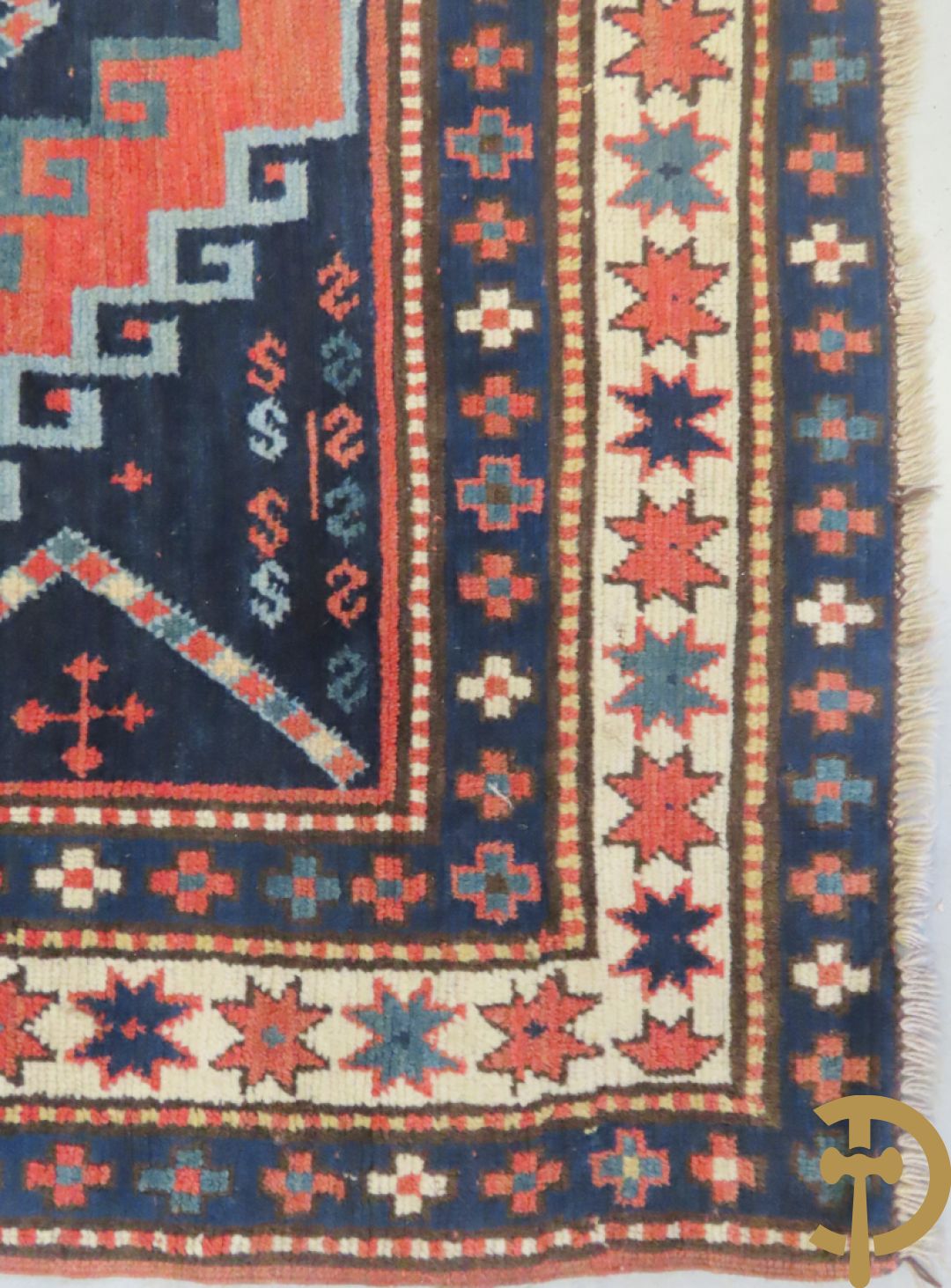 Oosterse handgeknoopt tapijt Kaukasus met geometrische motieven op blauwe fond