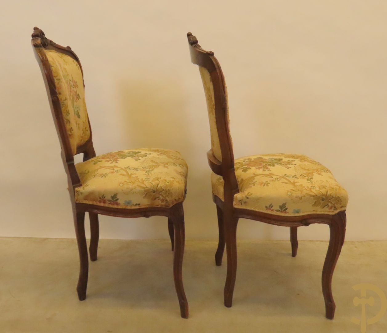 Vijfdelig Louis XV salonensemble in beuk bestaande uit tweezit, 2 armzetels en 2 stoelen