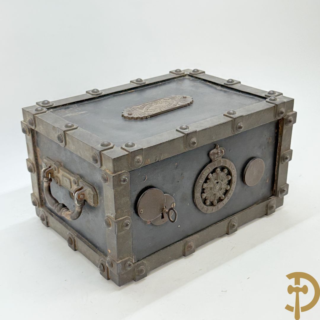 Gietijzeren brandkoffertje met 2 handvaten Incombustible Bauche à Gueux (Marnes) met sleutel