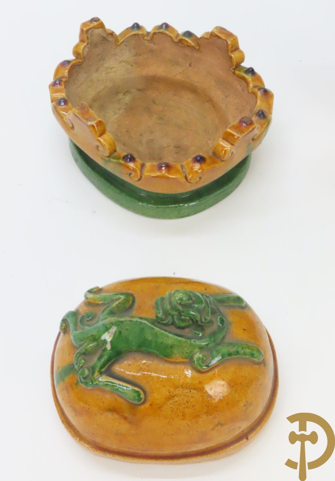 Geglazuurde Chinese aardewerken dekselvaas met fo honden en plantenmotieven