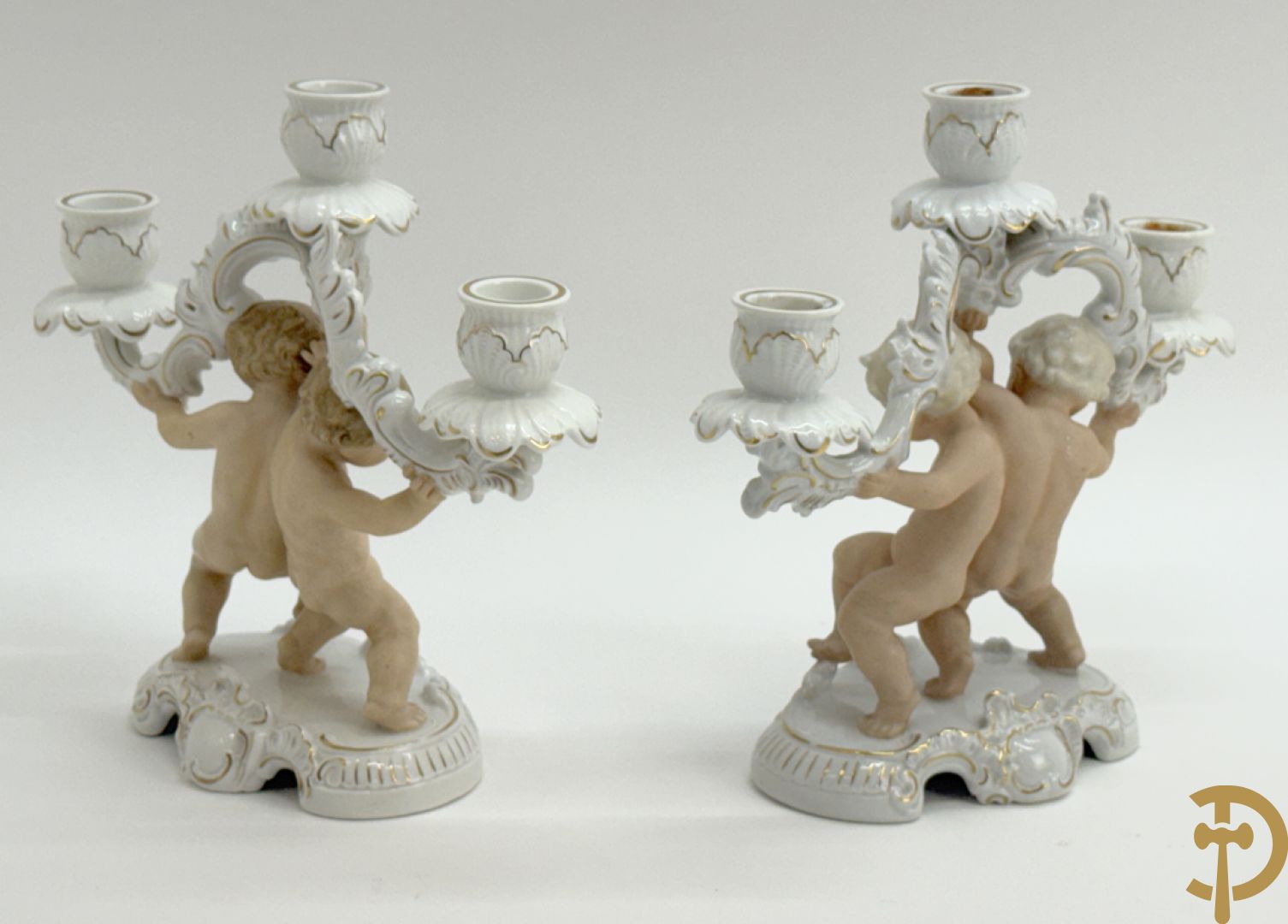 Twee kandelaars in biscuit met cupido