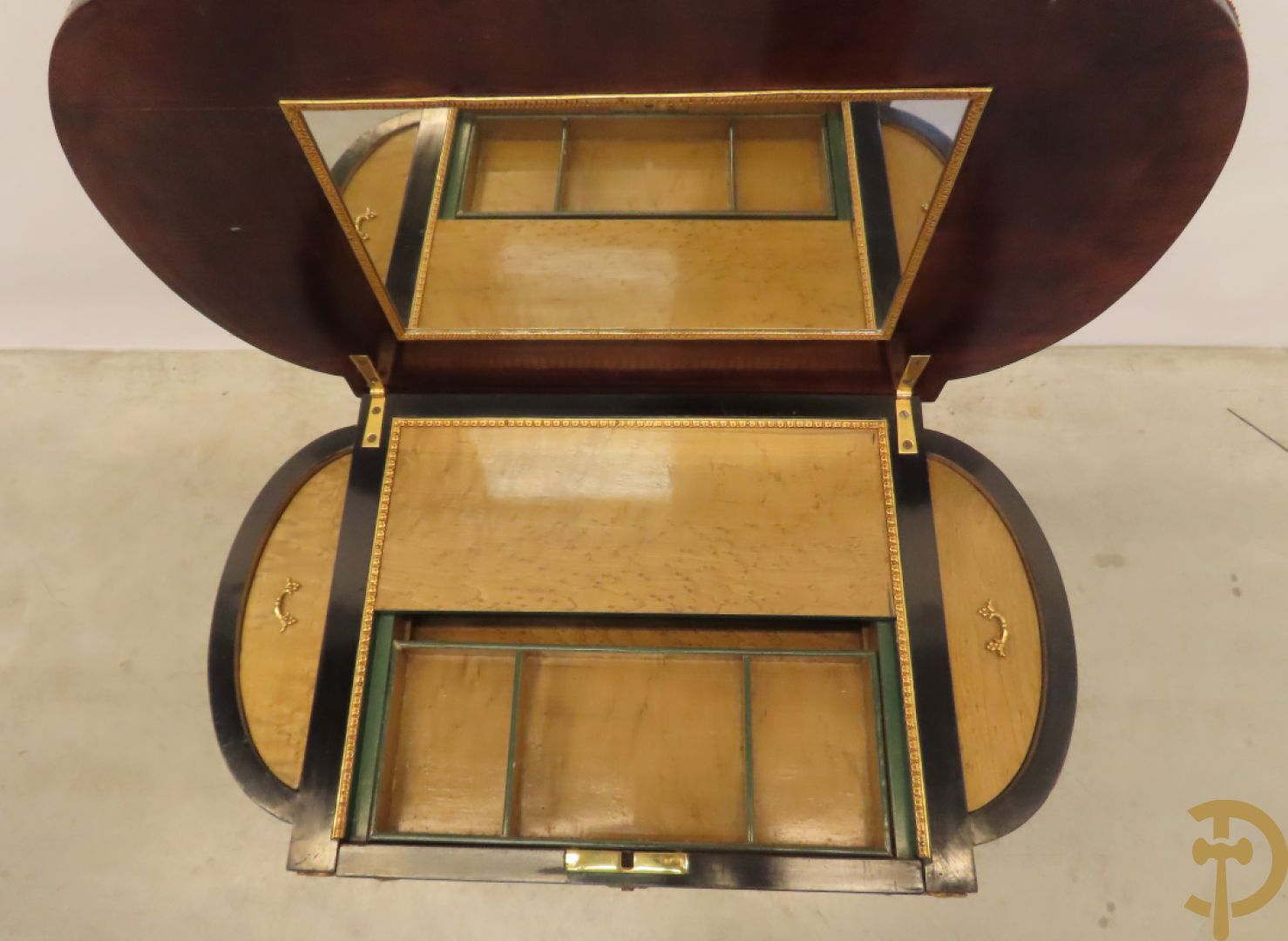 Napoleon III openklapbare opschiktafel/naaitafel met bloemenmarquetterie en amfoor in bovenblad, 19e