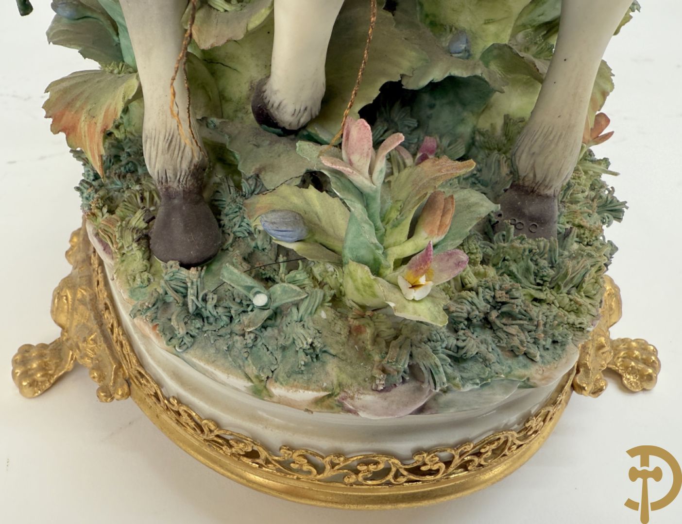 Zes porseleinen groepen Capo di Monte : Paarden met koets, oude man op bank, dame met kinderen, cupido