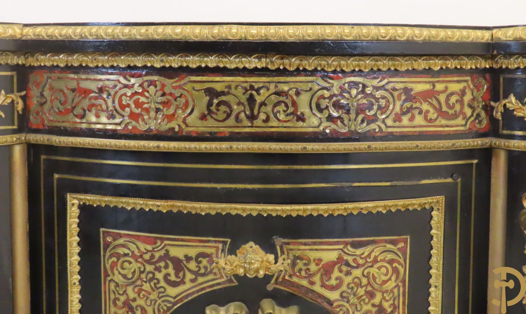 Napoleon III dressoir, centraal met bronnen plakkette omgeven door Louis XVI strik, met 2 zijdelingse vitrines met gebogen glas - stijlen bezet met bronzen dameshoofden