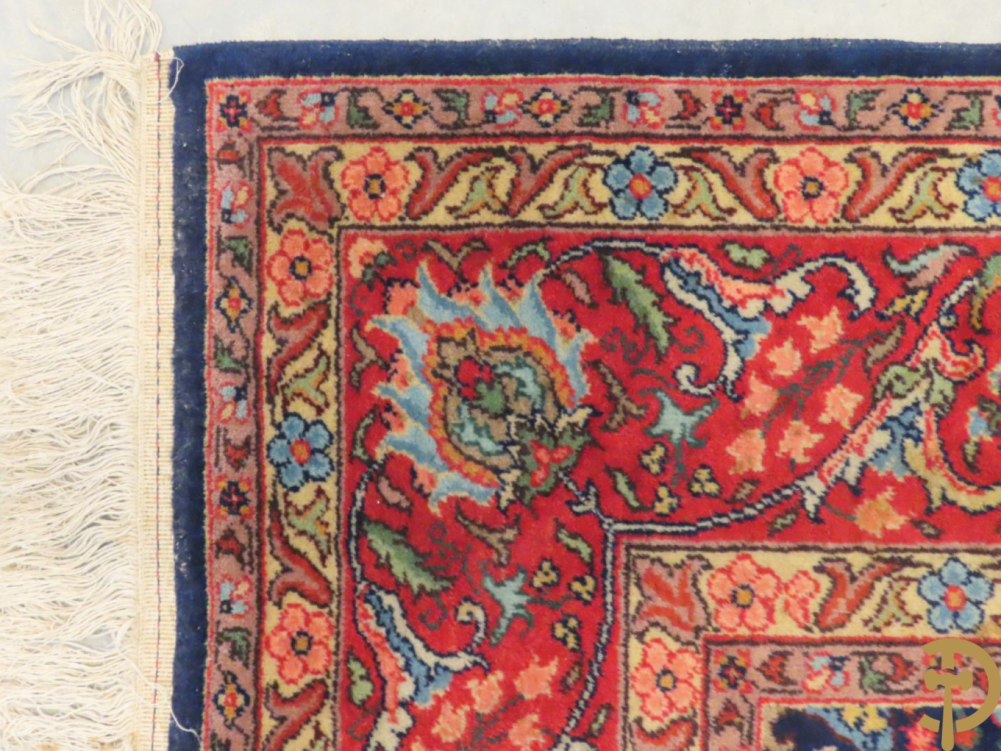 Oosters handgeknoopt tapijt met meanderend geometrisch motief en accanthusranken op blauwe fond