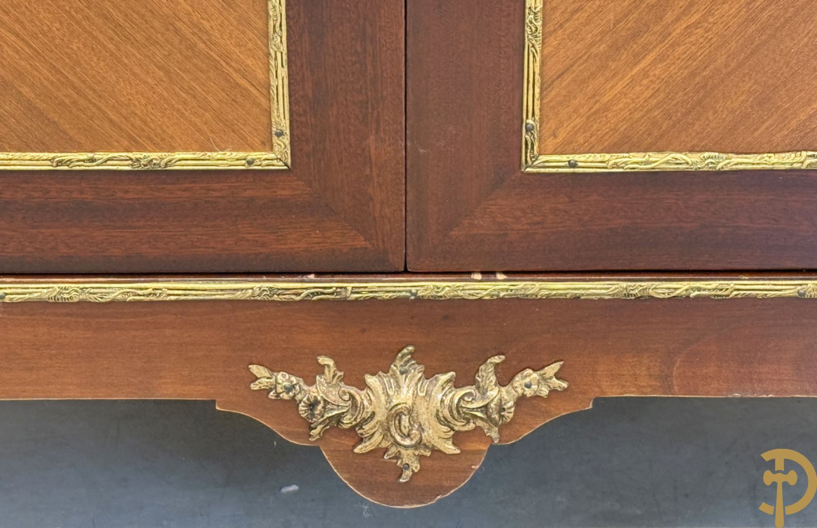 Notelaren tweedeurskast met bronsbeslag