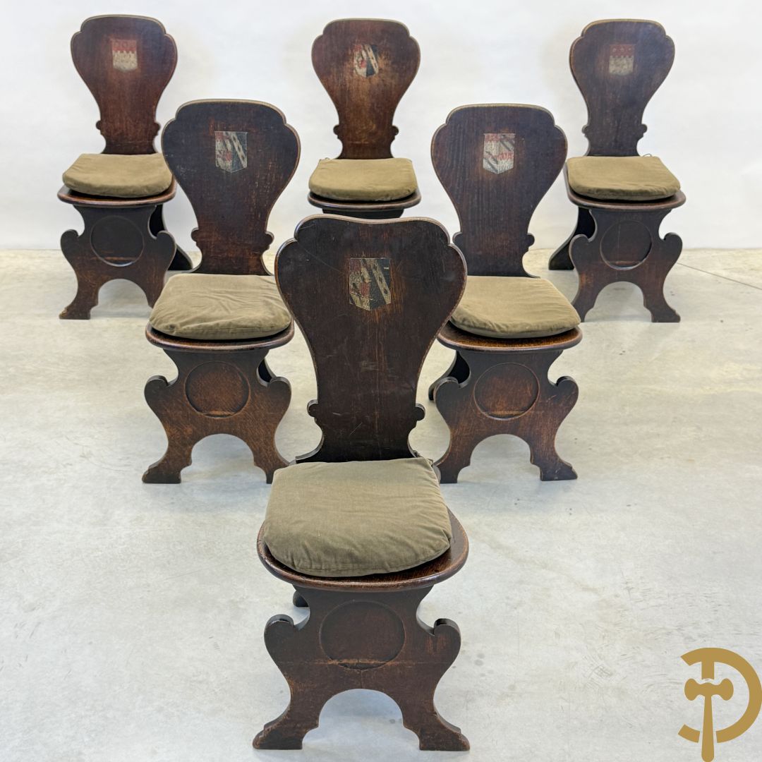 Zes landelijke eiken stoelen met beschilderde wapenschilden op de rug