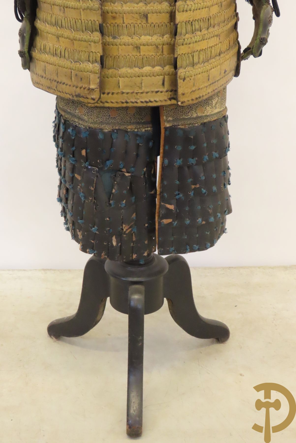 Aziatische antieke samurai uitrusting met helm gemonteerd op statief - type Okegawa Gusoku van ijzer en Kusari in leder.