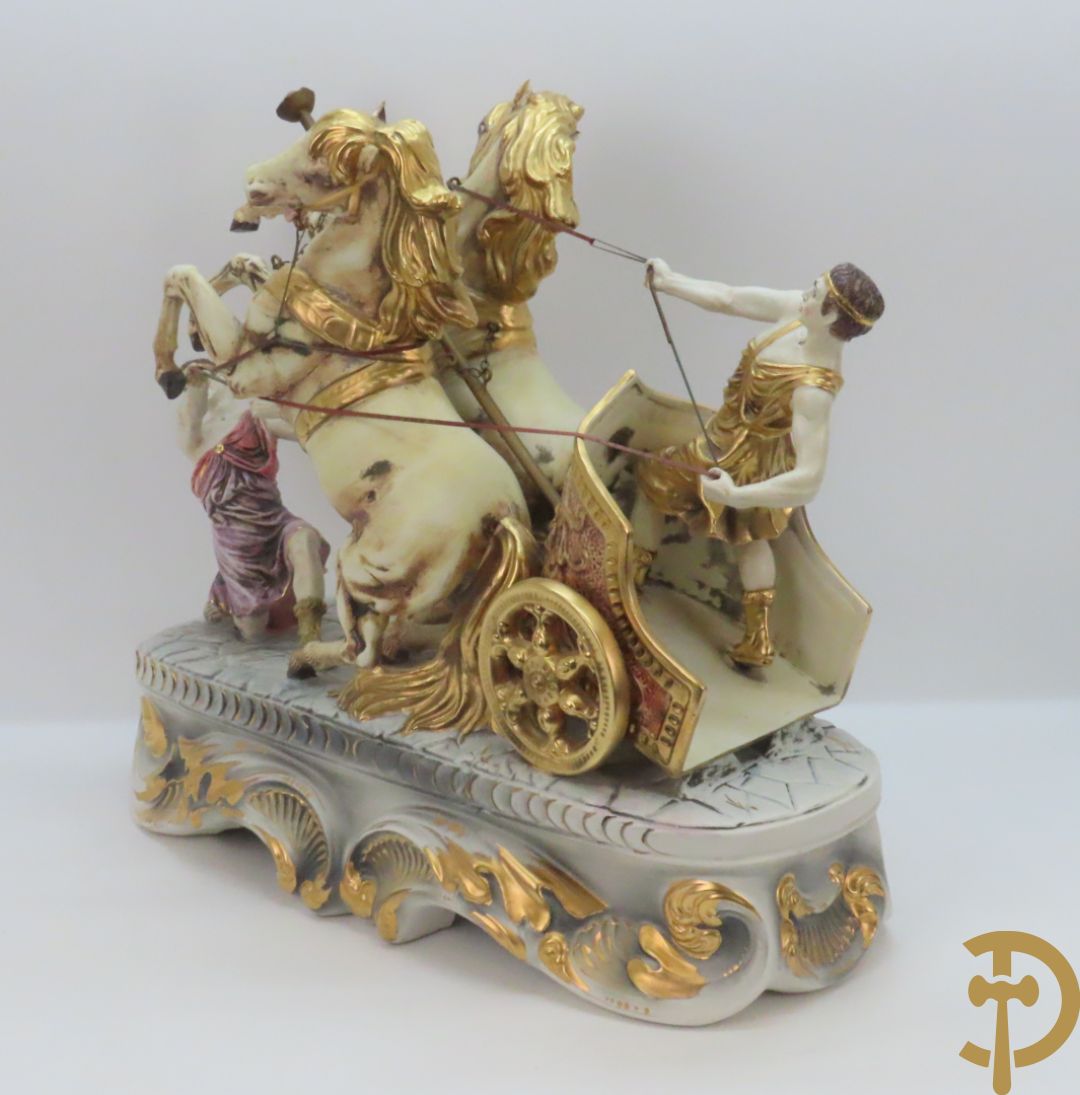 Beeld van strijdwagen met steigerende paarden 