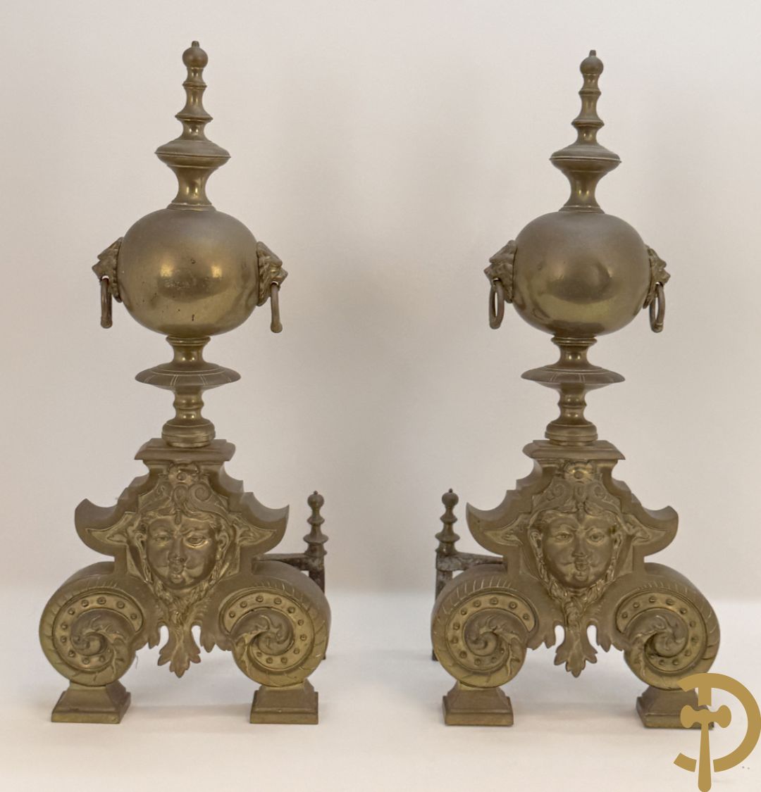 Paar Vlaamse bronzen chenets met accanthusranken en leeuwekoppen