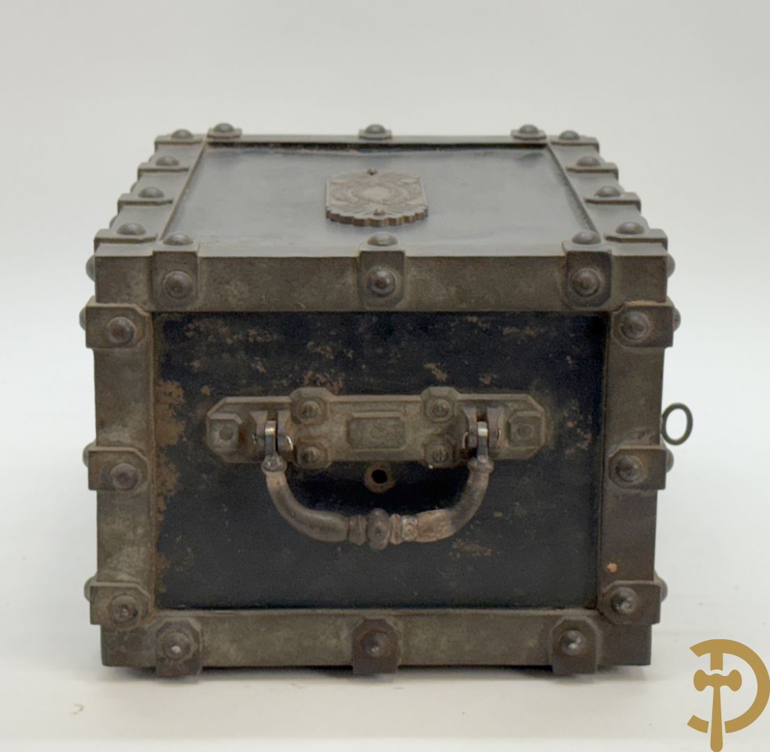 Gietijzeren brandkoffertje met 2 handvaten Incombustible Bauche à Gueux (Marnes) met sleutel