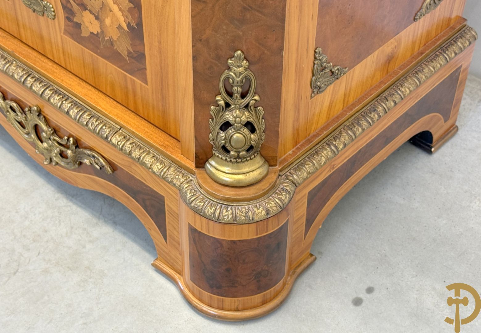 Notelaren driedeursdressoir met bloemenmarquetterie, bronsbeslag en marmeren blad