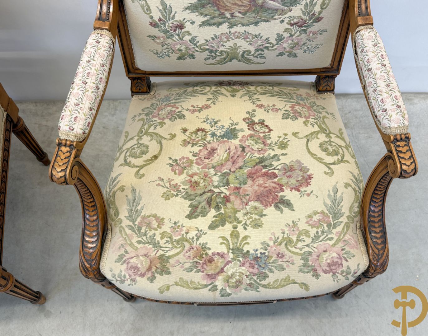 Vijfdelig notelaren Louis XVI salonensemble bestaande uit canapé, 2 armzetels en 2 stoelen