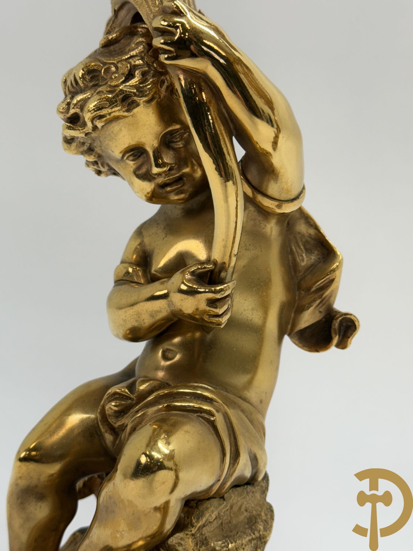 Driedelige bronzen garnituur met cupido