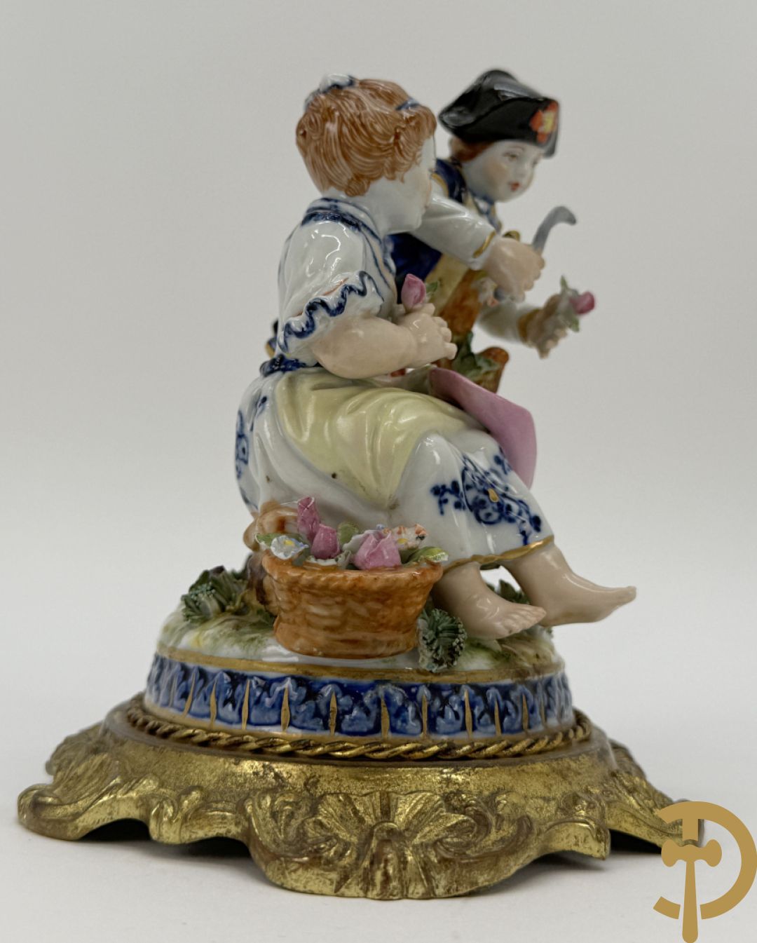 Paar gekleurde porseleinen sierbeeldjes op bronzen voet, Capo di Monte + 2 sierbeeldjes op bronzen voet