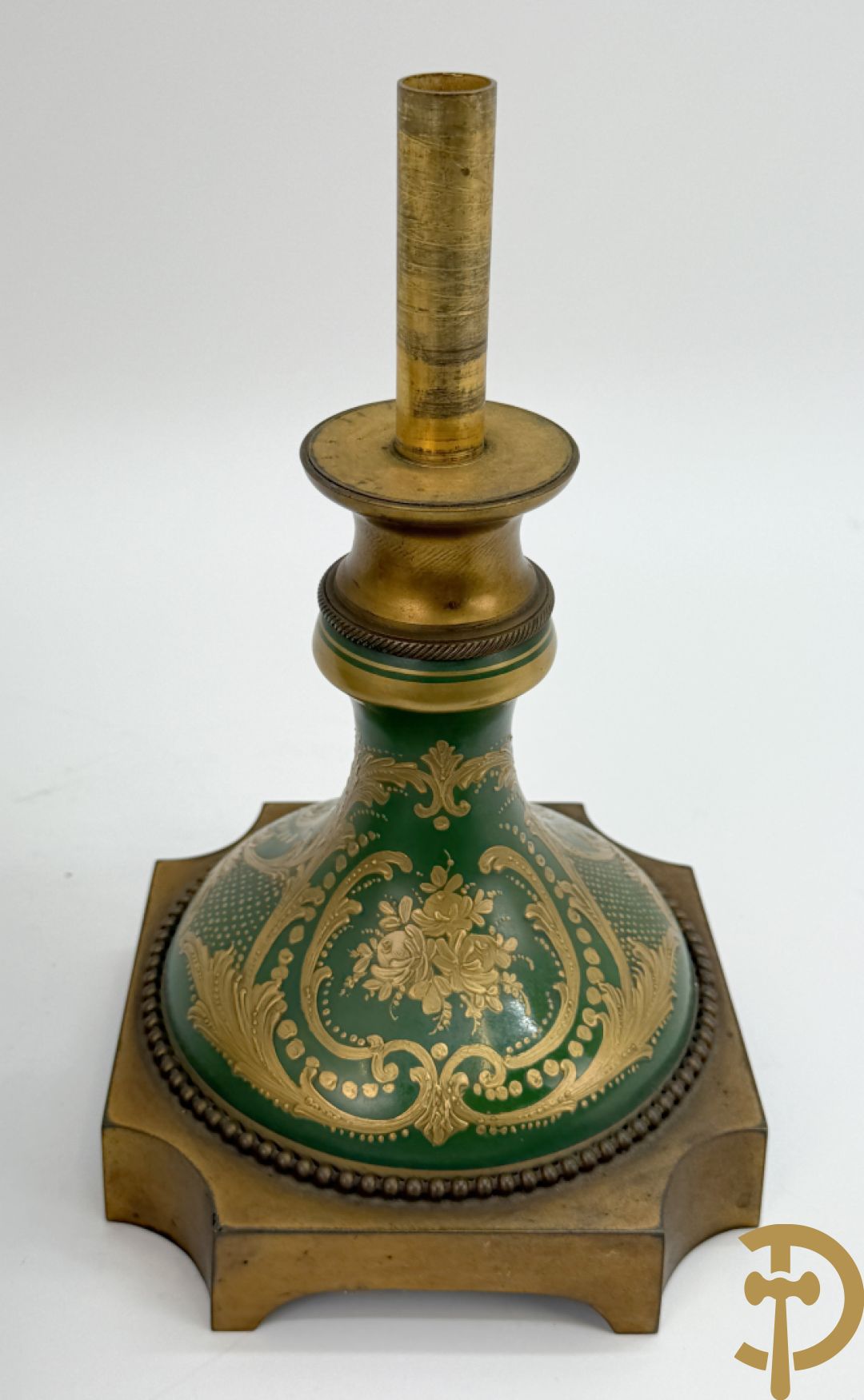 Porseleinen driedelige Sèvres cassolettes met decor van muciserende en dansende personages op groene fond, Aly getekend, gemerkt Sèvres