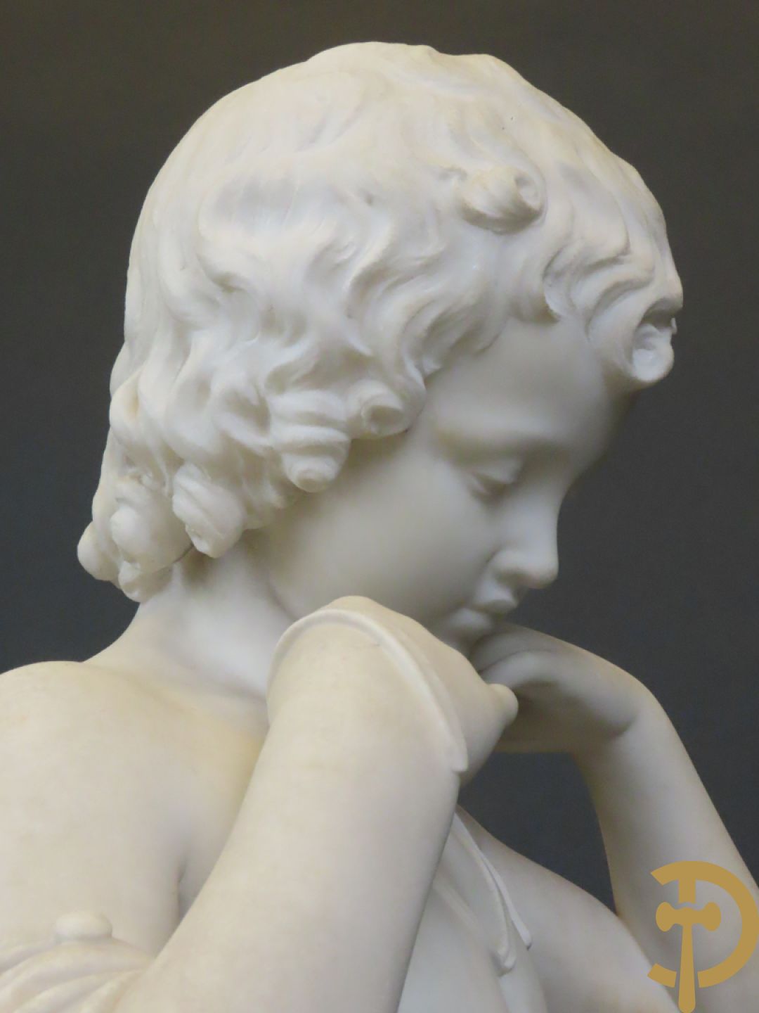 Onleesbaar getekend links achter 