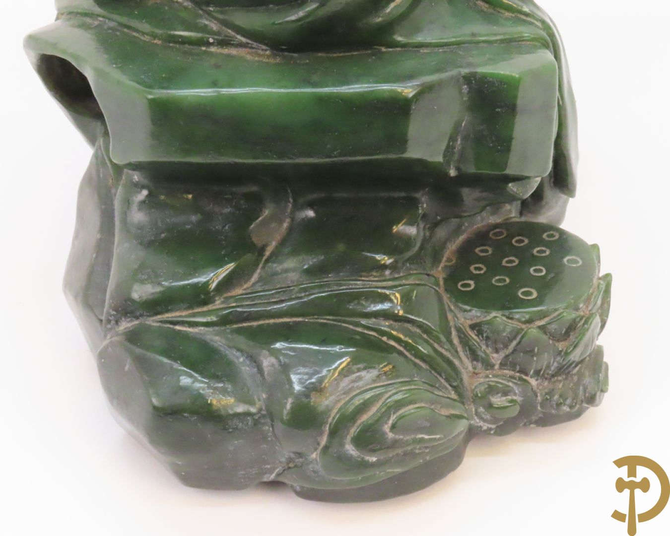 Handgesculpteerde geisha met flesje in de hand in groene jade