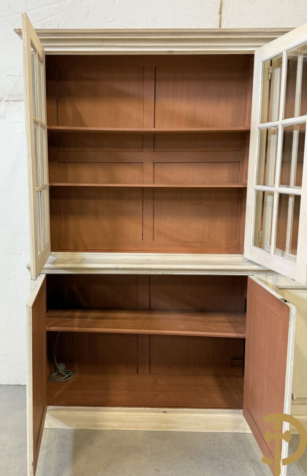 Beschilderde vitrine / buffet met 6 beglaasde deuren bonvenaan en 6 gesloten deuren onderaan