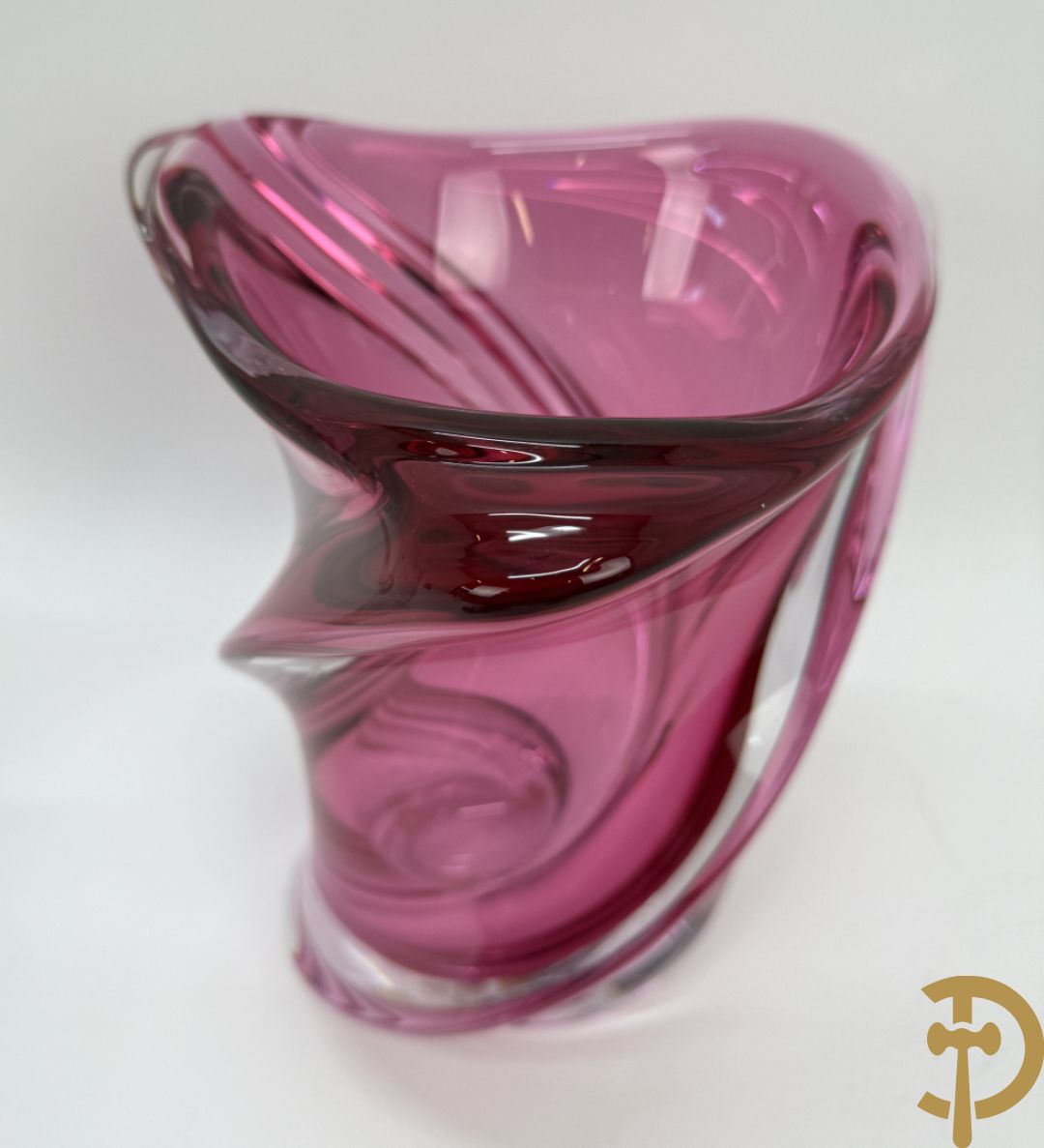 Vier kristallen karaffen w.o. 1 Saint Louis + schenkkan in Boheems kristal + vaas + getorste gekleurde Val-Saint-Lambert vaas + groen gekleurde asbak Val-Saint-Lambert