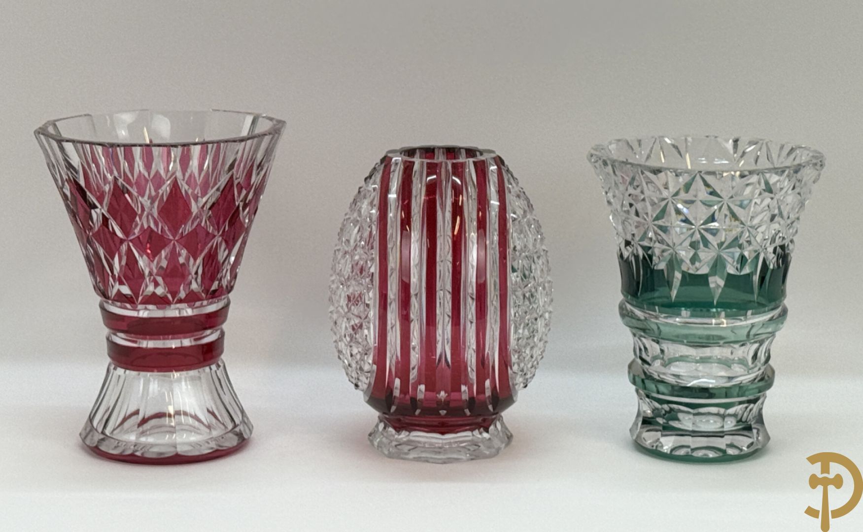 Gekleurde bolvormige kristallen handgeslepen Val-Saint-Lambert vaas, gemerkt 1197 + groene krsitallen Val-Saint-Lambert vaas + rode geslepen Val-Saint-Lambert vaas